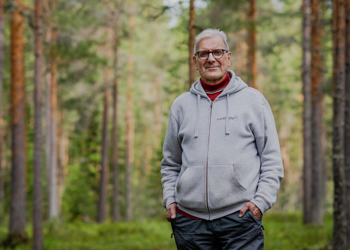 Hannu Salo, Lakeuden Elämysliikunnan Toiminnanjohtaja valoisassa kuusimetsässä.