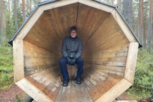 Hannu Salo esittelee keväällä 2025 Seinäjoen Terveysmetsään rakentunutta Metsämegafonia