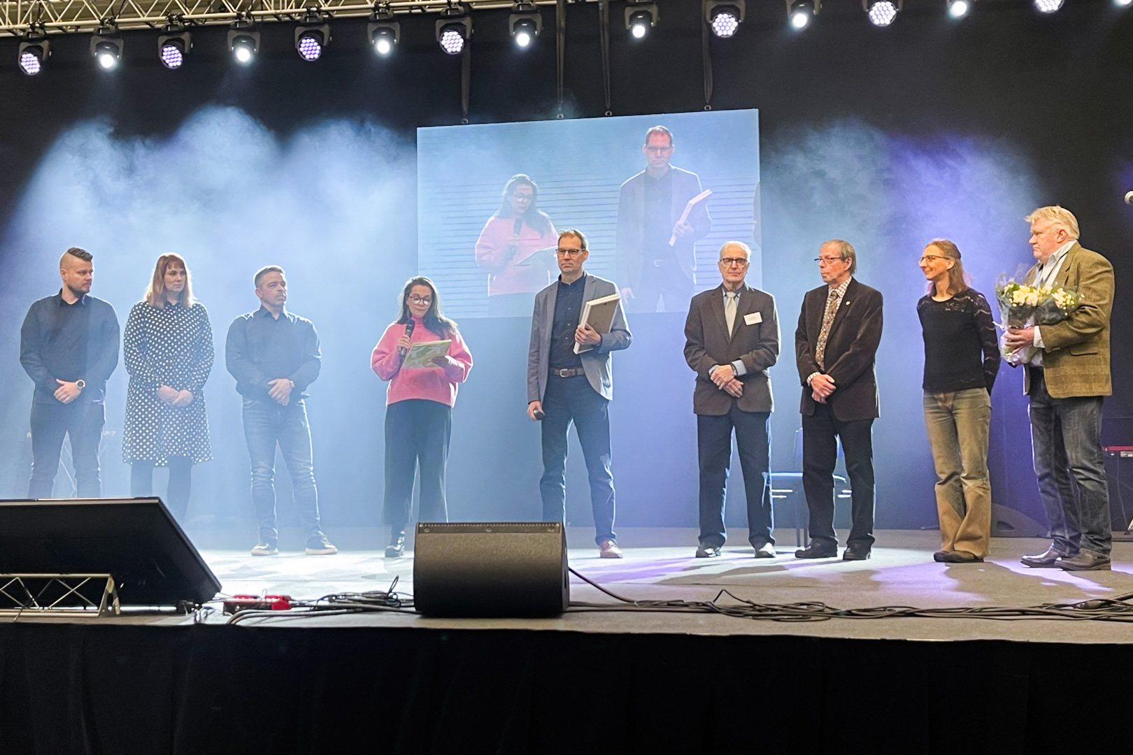 Palkitut ja palkitsijat lavalla Opinlakeus ja Meirän Rekry -messuilla