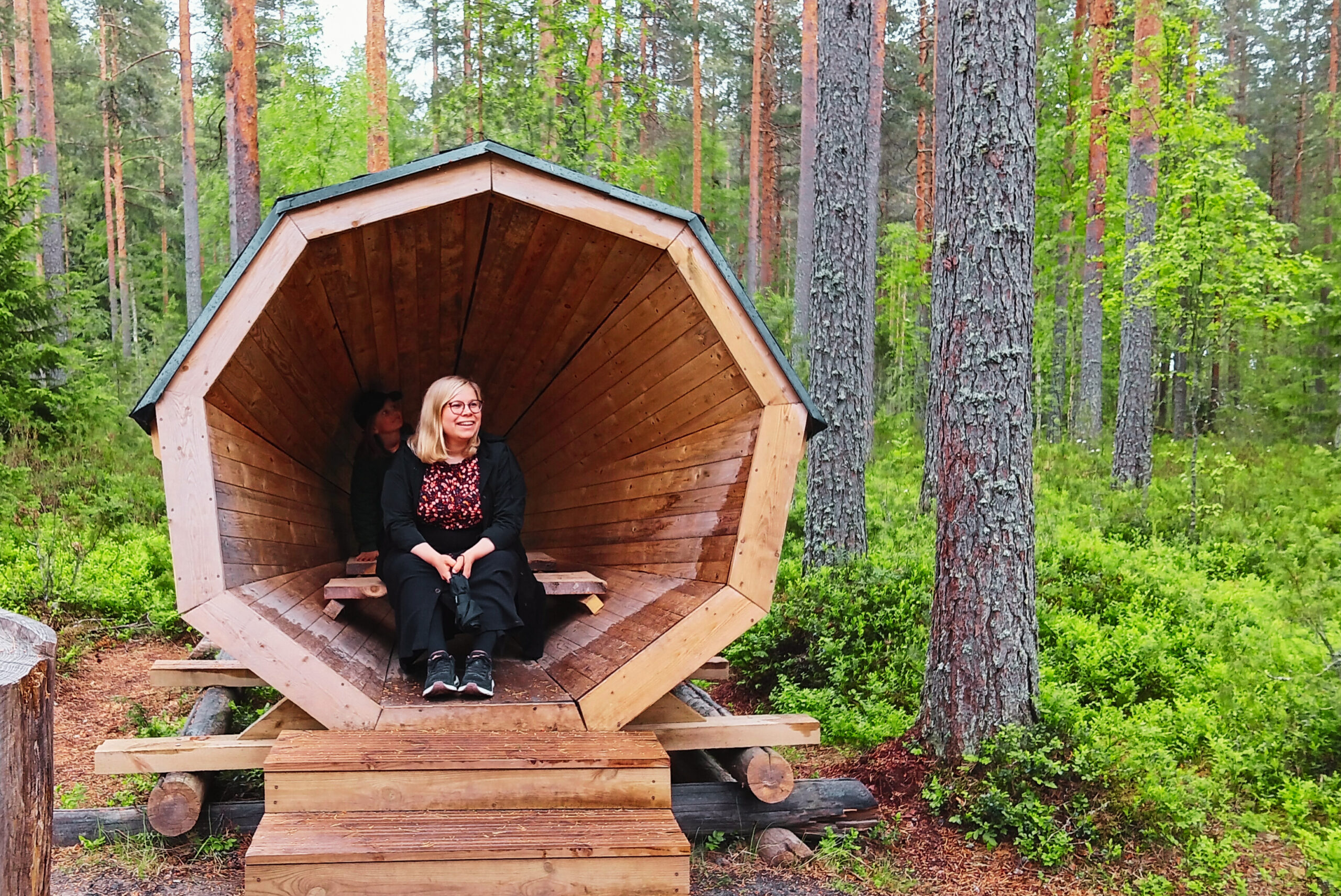 Saara Hyrkkö tutustumassa Metsämegafoniin
